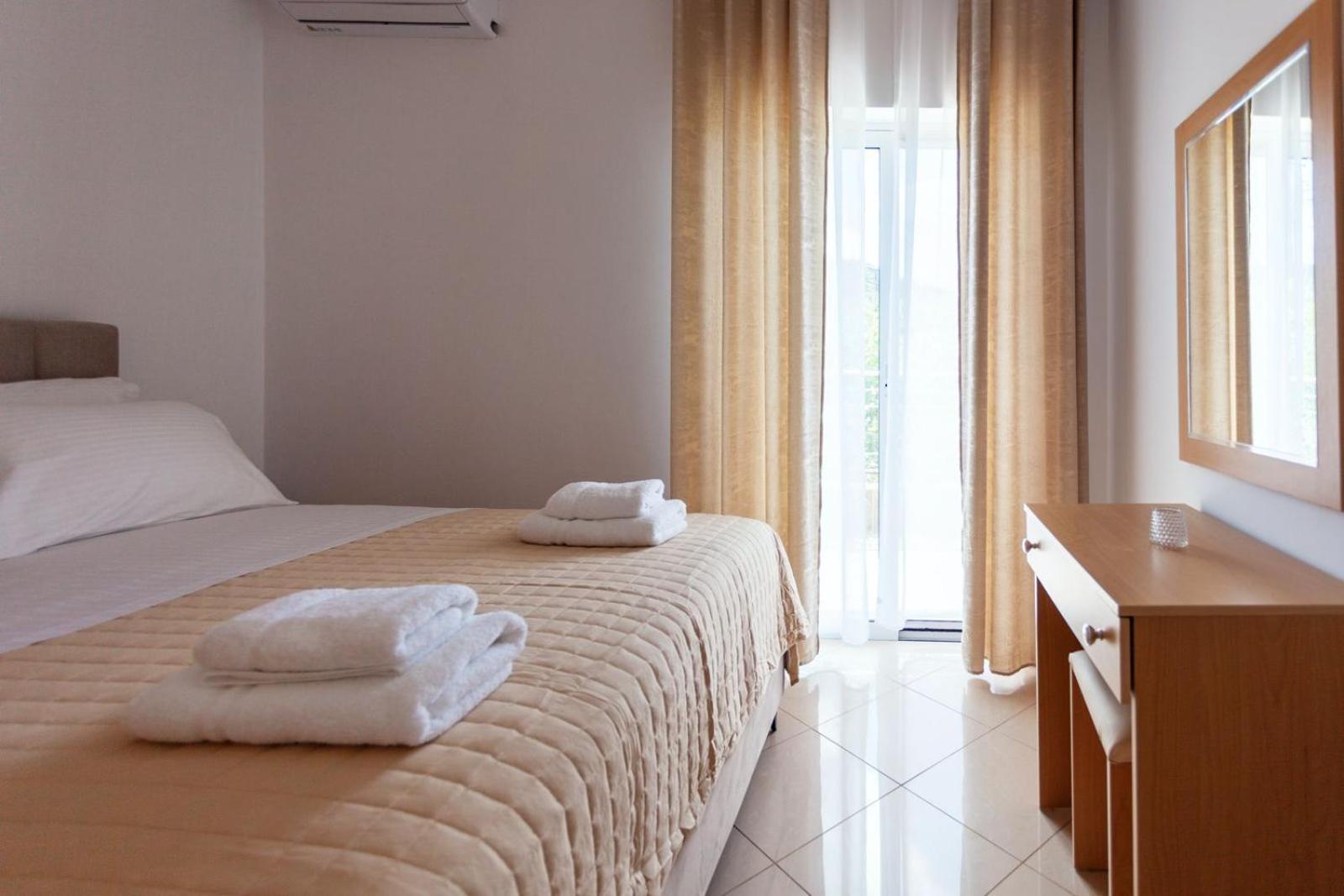 Zacharias Apartments Himare Bagian luar foto