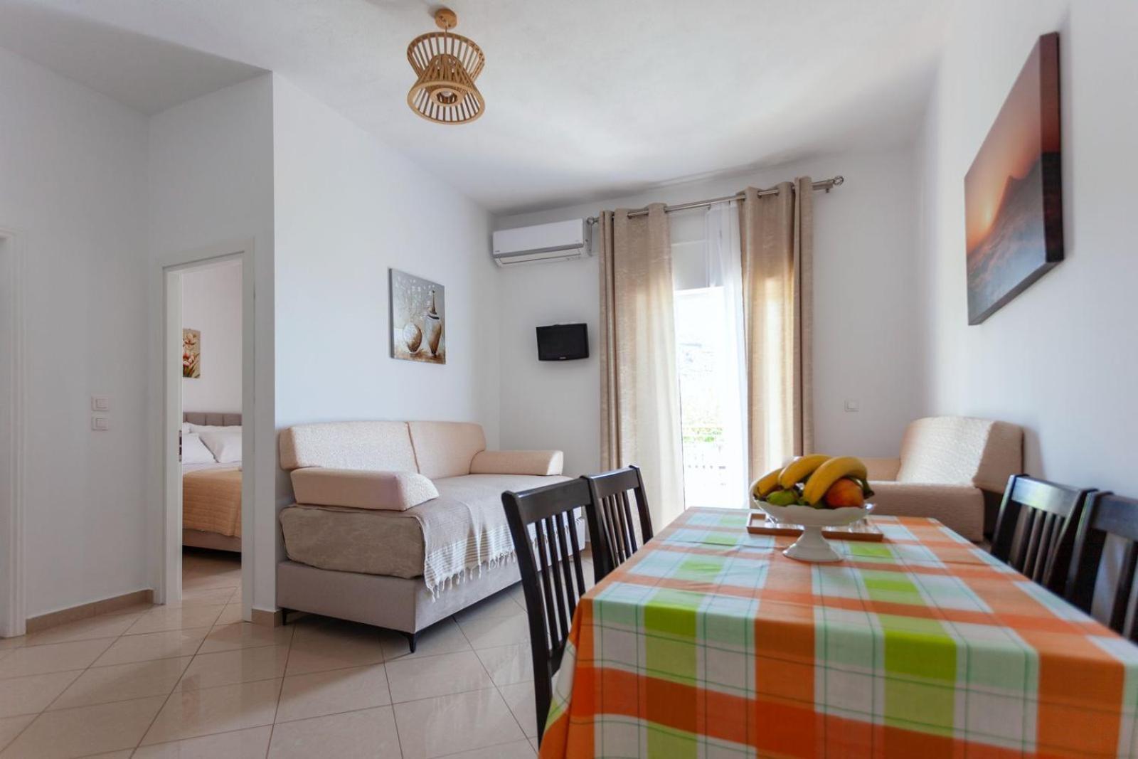 Zacharias Apartments Himare Bagian luar foto