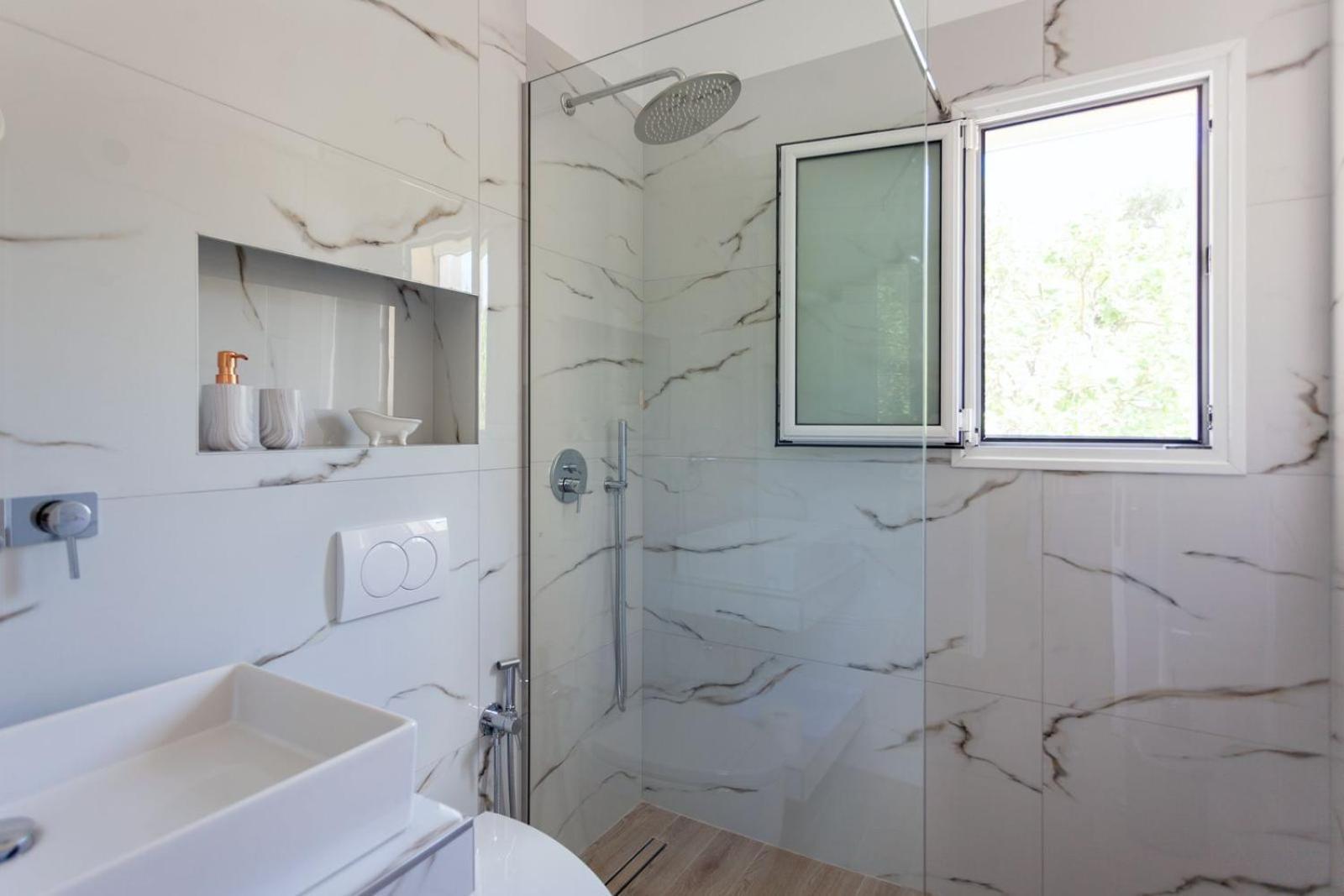 Zacharias Apartments Himare Bagian luar foto