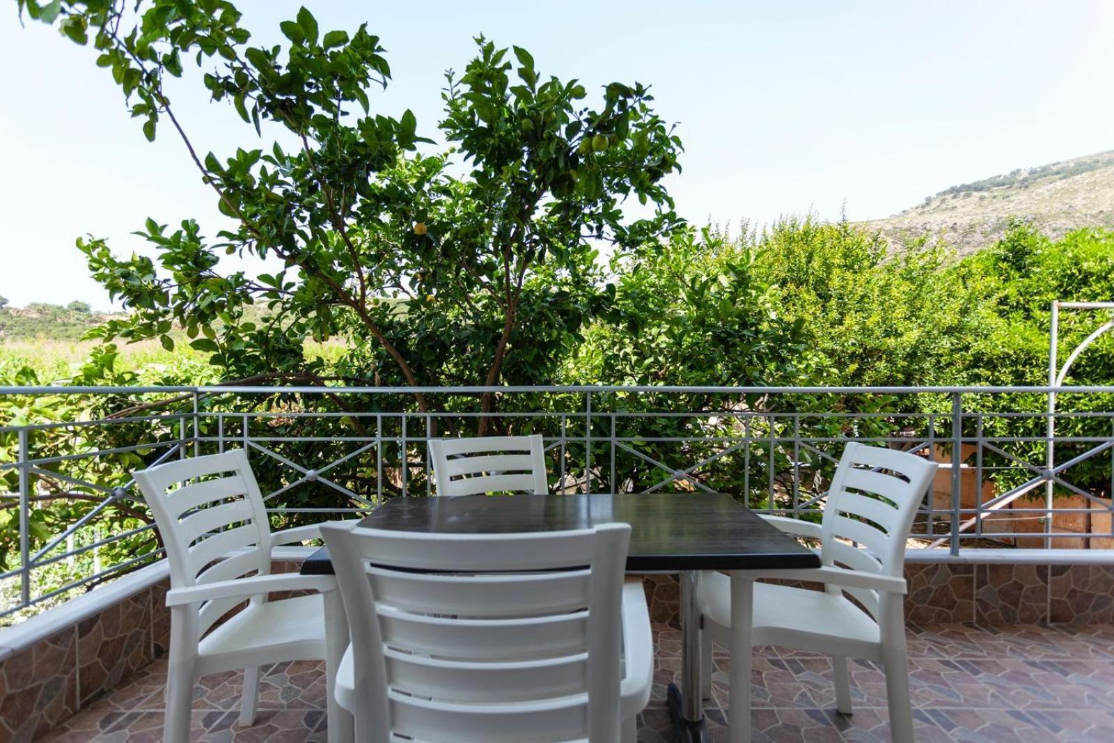 Zacharias Apartments Himare Bagian luar foto
