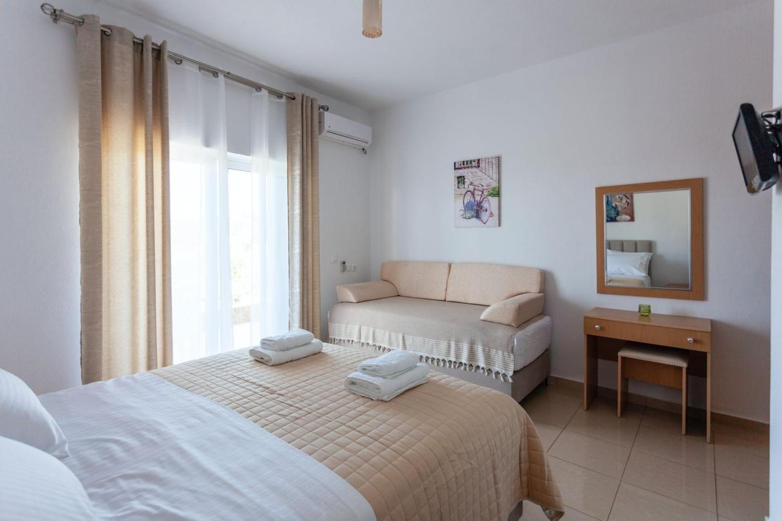 Zacharias Apartments Himare Bagian luar foto