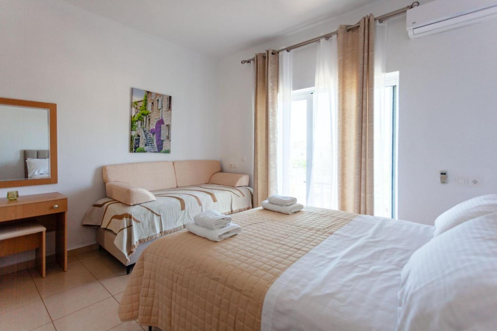 Zacharias Apartments Himare Bagian luar foto
